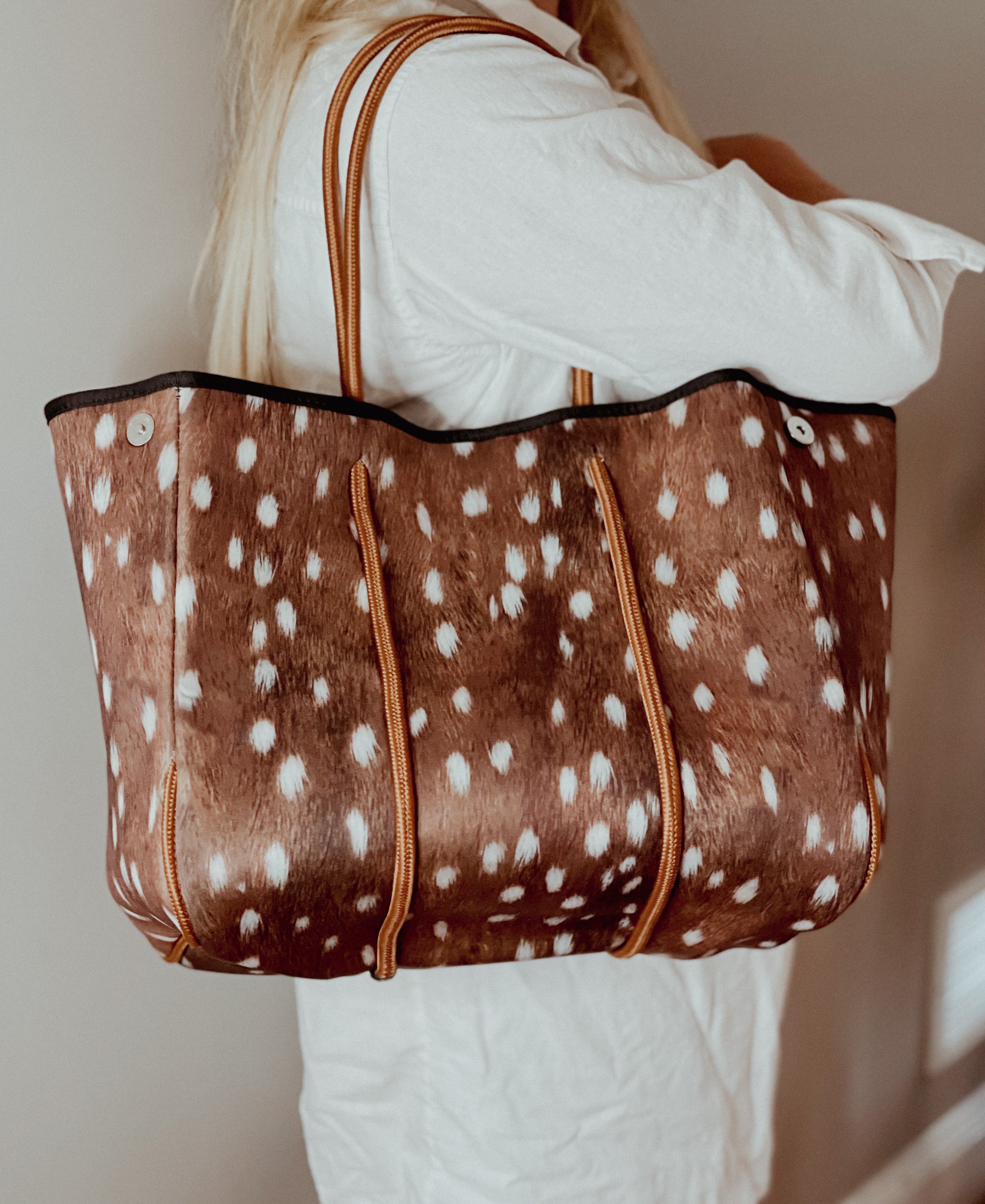the-aniella-neoprene-tote-brown-fawn-babs+birdie-plain+plaid-2